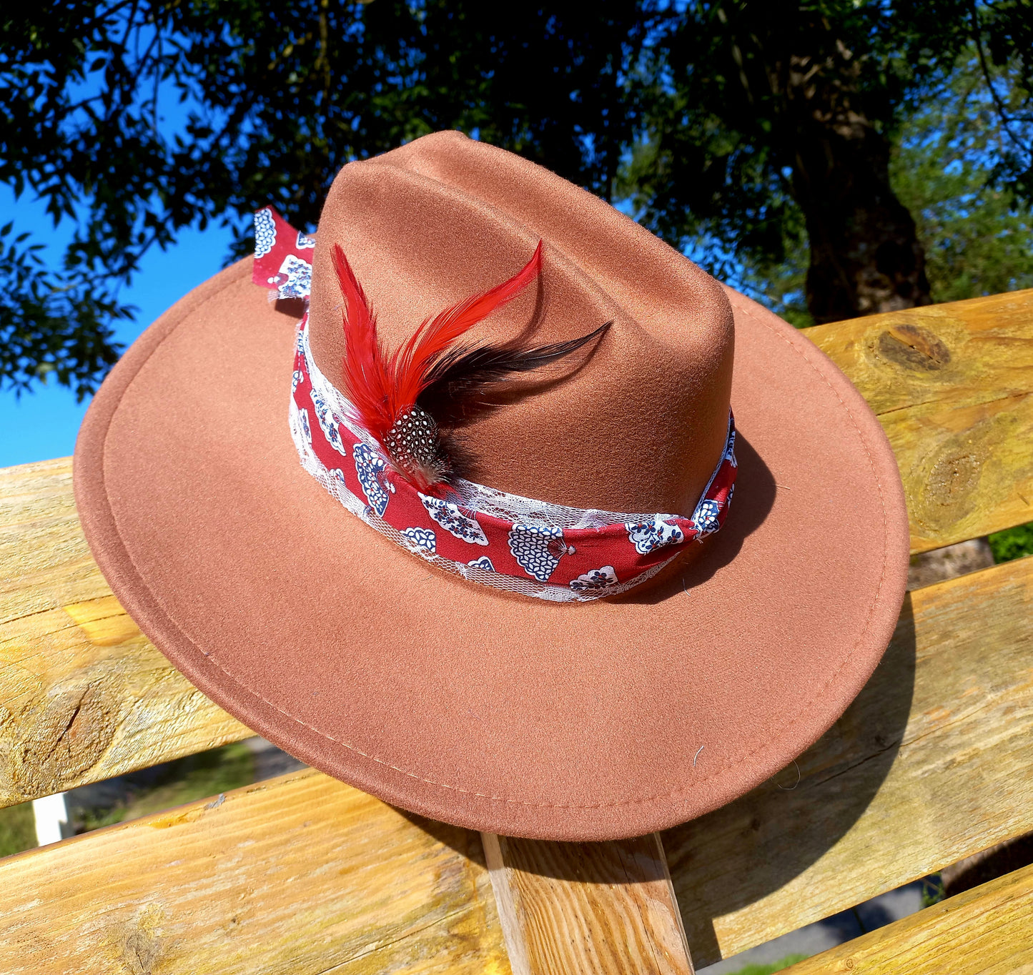 Chapeau dentelle et tissu rouge imprimé éventails