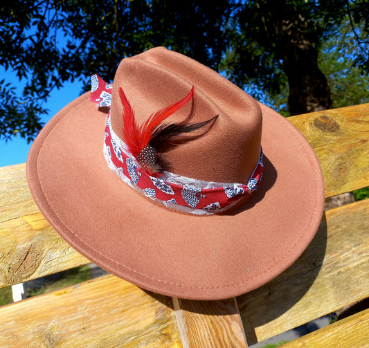 Chapeau dentelle et tissu rouge imprimé éventails